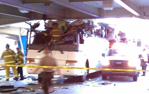 2 Tewas, Belasan Terluka Setelah Bus Hantam Kolong Jalan Layang